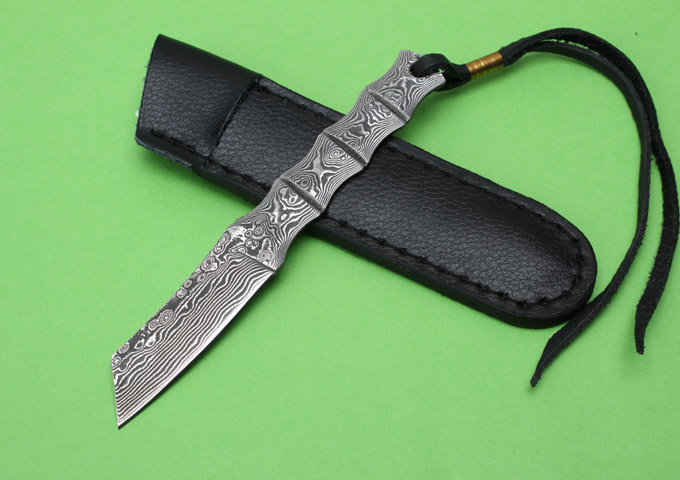 Bamboo shuts with one steel Damascus blade